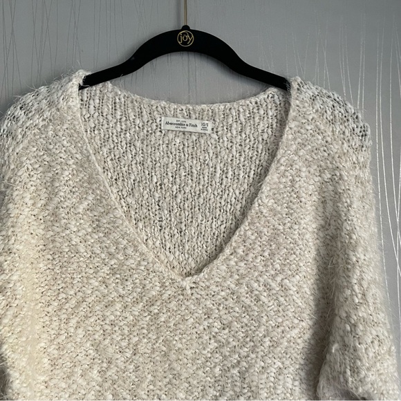 Abercrombie & Fitch v neck sweater women’s size XS/S cream oversized cozy - Picture 3 of 8